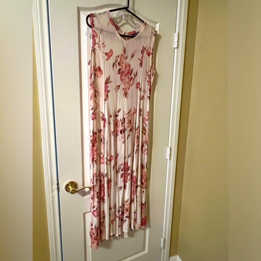 Maxi floral sleeveless dress. Very flowy
